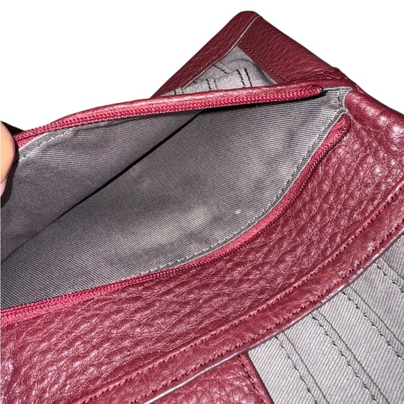 Fossil Women's Deep Red Burgundy Leather Wallet - Picture 4 of 9